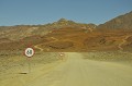 <center>Signalisation et route sinueuse, avant de longer le fleuve. Route de Namibie Direction le sud le fleuve Orange. 