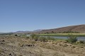 <center> Le fleuve se découvre, et sur les rives de l'Afrique du Sud, <br>des troupeaux paissent en toute tranquillité semble-t-il.<br>
La Kunéné, frontière nord de la Namibie est bordée par l'Angola dont<br>
les massifs montagneux offrent une imposante barrière minérale.  