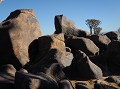 <center>...Absorbent la chaleur et permettent aux Aloès grâce à leurs longues racines de s'encrer dans le sol. Rochers - ysterklips Namibie 