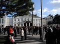<center> 
et discute à voix basse. <br>
De petits groupes se forment : amis, parents... le peuple attend devant la mairie de Châtellerault Vienne 