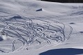 Se laisser guider par les traces en descendant du refuge Victor Emannuel II traces de skis sur piste enneigée. 