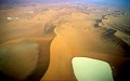 <center>Dunes en croix qui retiennent cette eau providentielle pour le monde animalier.
Miroir naturel, ce lac sera le refuge de nombreux oiseaux. <br>Spectacle sublime et privilégié de ces lacs éphémères. lacs dans les  dunes, Namibie, région de sossusvlei. 