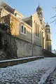 <center>
Cette nuit, la neige est tombée sans discontinuer.<br> 
La ruelle est calme : les fidèles sont à la messe. église des Ormes Vienne neige, ruelle. 