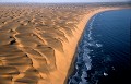 <center>La côte offre ses jeux de vagues ocres et bleues à perte de vue. ocean atlantique et dunes de sable, sossusvlei, namibie. 