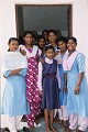 <center>Avec toute la chaleur de l'hospitalité indienne. jeunes filles devant leur classe, INDE. 