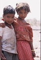 <center>Ces deux enfants ne vont pas en classe ;<br> ils participent aux travaux des champs. garçon et fille, enfant frèer et soeure, INDE 
