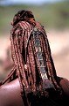 Lourde parure faite d'objets métalliques de récupération, coiffent cette jeune femme. Parure et coiffure Himba. KAOKOLAND. NAMIBIE. 