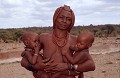 Elle s'avança vers nous majestueuse.
Son regard nous troubla.
De tous mes voyages en Namibie, c'est la première fois que je voyais une mère avec des jumeaux. Femme himba et ses jumeaux. KAOKOLAND. NAMIBIE 