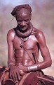 Nous croisâmes la route de cette homme monté sur sa mule.
Sa femme marchait à pieds à ses côtés. Homme Himba mulet .KAOKOLAND. NAMIBIE 