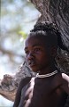 Ce jeune nous observait avec beaucoup de curiosité.
Peu de touristes effectivement se rencontrent dans la zone ou était installé son campement. Jeune garçon Himba. KAOKOALAND. NAMIBIE 