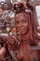 Avec grâce et délicatesse les femmes himbas  se laissent photographier.
 Leur visage est emplit de douceur.
Au plus profond de leurs regards, l'on peut voir beaucoup de sérénité.

 Femme Himba, regard souriant. Kaokoland, Namibie 