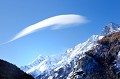 <center> 
Nuage lenticulaire qui coiffe plus particulièrement cette partie du
Val de Rhêmes. Nous sommes à la frontière du Parc du Grand Paradis.
Onde stationnaire appelée onde olographique ou sous le vent. Nuage lenticulaire. onde olographique;
Alpes, vallée d'Aoste. 