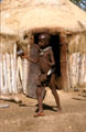 Peut-être un futur chef Jeune garçon  hutte KAOKOLAND.NAMIBIE 