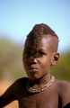 Ce jeune garçon a atteint l'age de la puberté.
Quant il se mariera, il dédoublera sa natte jeune garçon himba. Coiffure .KAOKOLAND. NAMIBIE. 