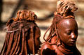 Ces coiffes ( erembe ) signifient que ces femmes sont mariés. Femmes HIMBAS . Coiffes . KAOKOLAND. NAMIBIEh. 