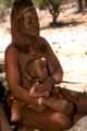  Femme assise et enfant KAOKOLAND. NAMIBIE 