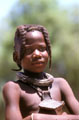 Cette petite fille , conservera sa coiffure jusqu'à la puberté Petite fille himba et sa coiffure. KOAKOLAND. NAMIBIE. 